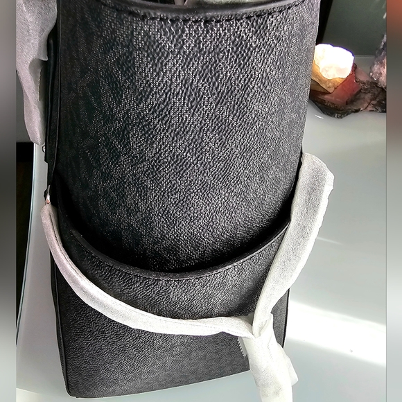 Michael Kors Voyager signature Tote Bag in black - Picture 3 of 11